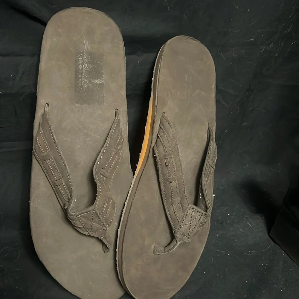 Eddie Bauer 13w brown flip flops used excellent condition